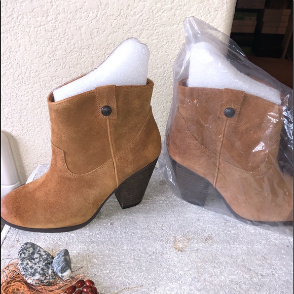 Vince Camuto - Picture 3 of 4